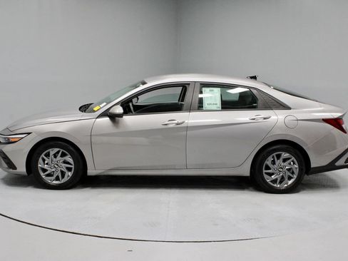 Used 2024 Hyundai Elantra SEL FWD image 9
