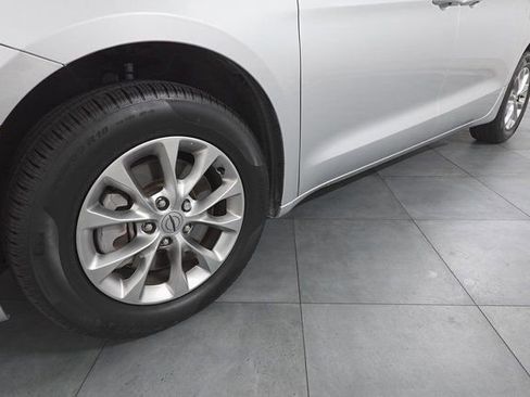 Used 2024 Chrysler Pacifica Touring-L image 28