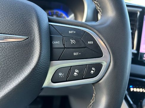 Used 2022 Chrysler Pacifica Touring-L image 21