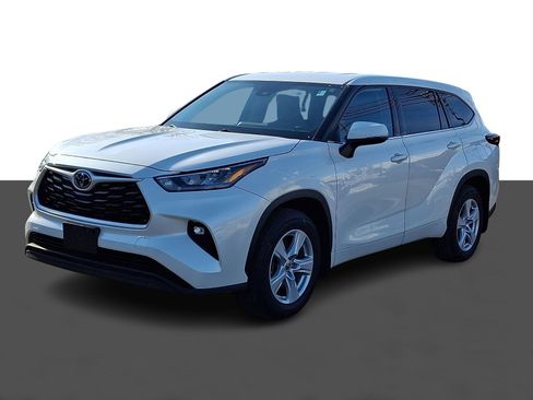Used 2020 Toyota Highlander LE image 3