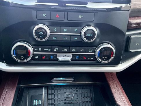 Used 2024 Ford Expedition Limited image 32