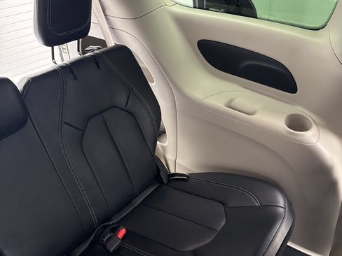 Used 2023 Chrysler Pacifica Touring-L FWD image 36