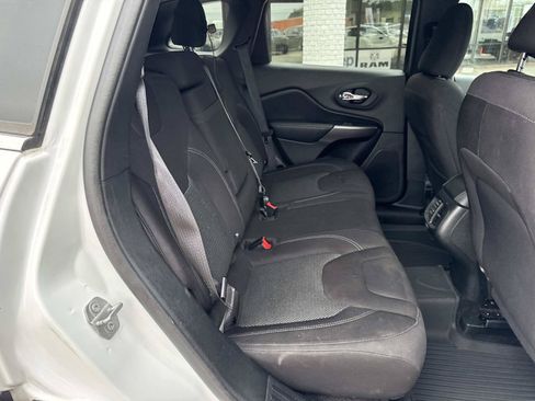 Used 2019 Jeep Cherokee Latitude w/ Popular Appearance Group FWD image 9