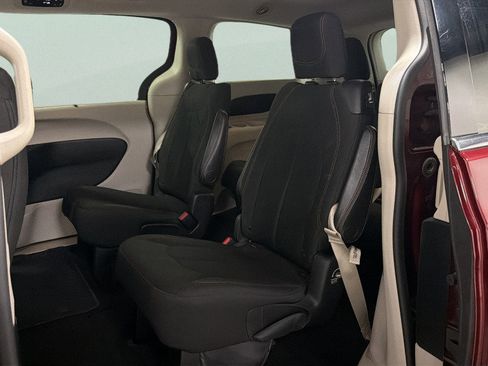 Used 2018 Chrysler Pacifica Touring Plus FWD image 34