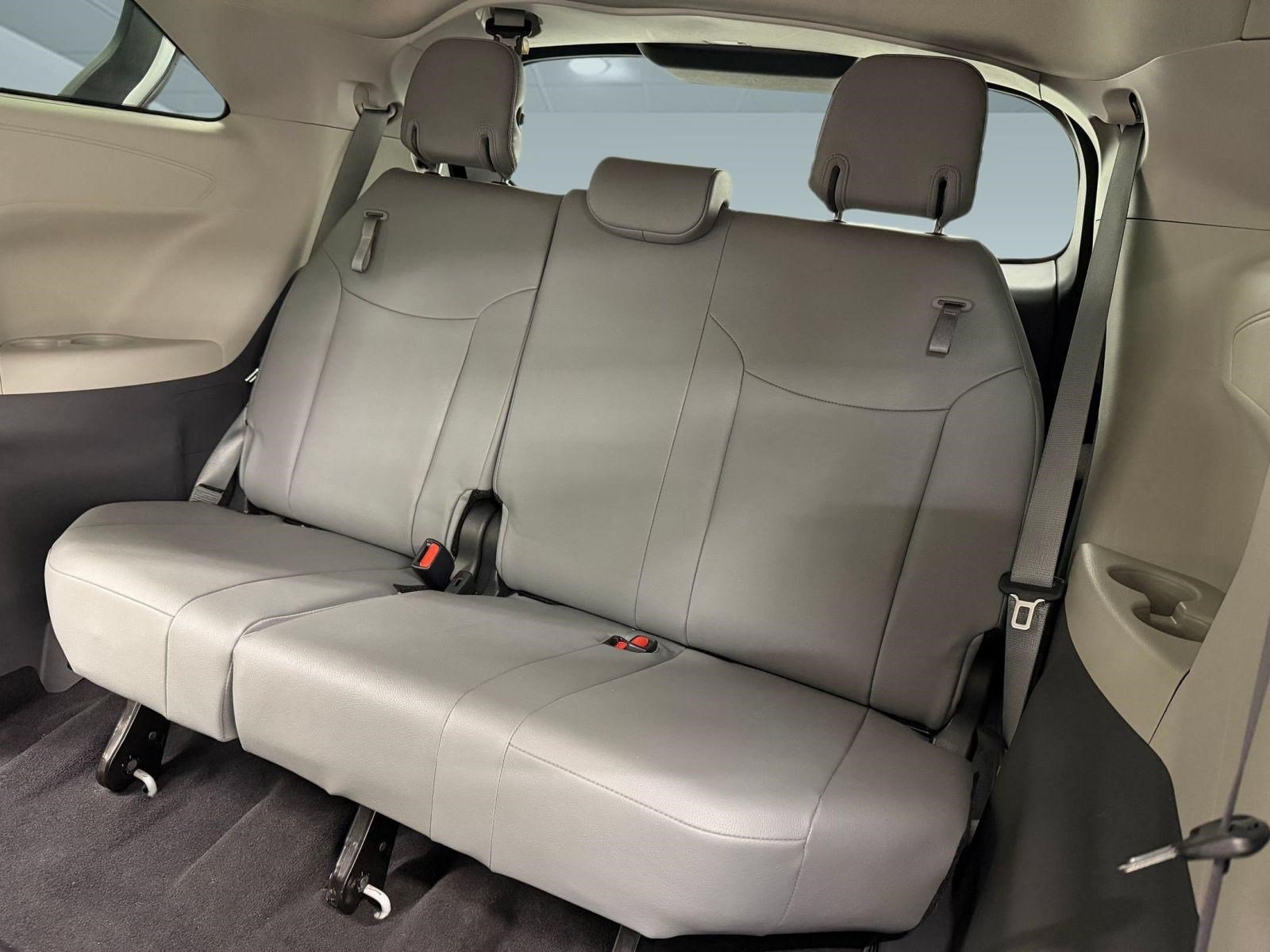 Used 2024 Toyota Sienna XLE FWD image 28