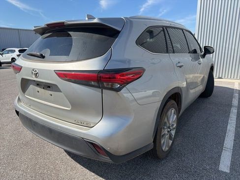 Used 2023 Toyota Highlander Limited image 15