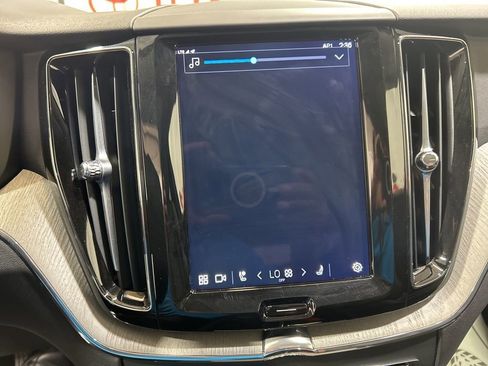 Used 2025 Volvo XC60 B5 Plus image 27