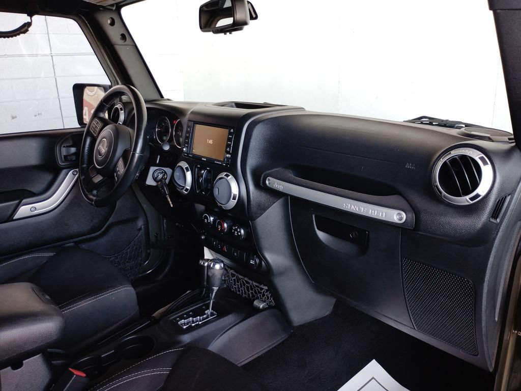 Used 2015 Jeep Wrangler Unlimited Rubicon w/ Connectivity Group AWD/4WD image 11