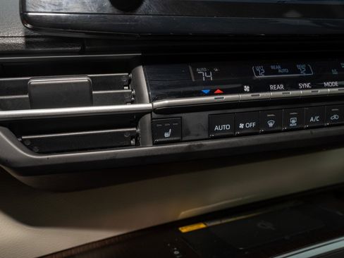 Used 2021 Toyota Sienna XLE image 18