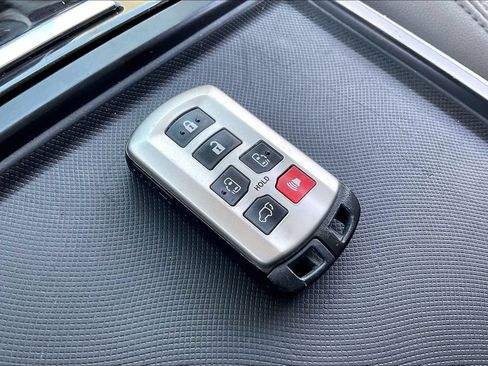 Used 2020 Toyota Sienna XLE Premium AWD/4WD image 35
