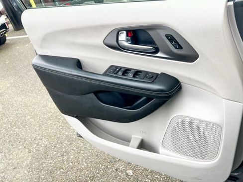 Used 2022 Chrysler Pacifica Touring-L image 18