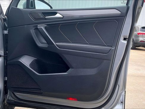 Used 2024 Volkswagen Tiguan SE image 24