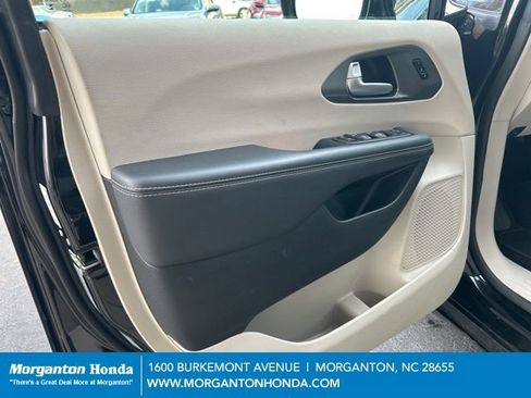 Used 2024 Chrysler Pacifica Touring-L FWD image 12