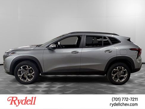 Used 2025 Chevrolet Trax LT w/ Driver Confidence Package FWD image 2