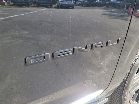 Used 2024 GMC Yukon XL Denali w/ Denali Reserve Package image 6