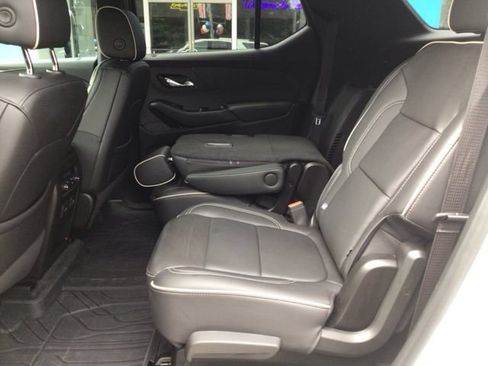 Used 2023 Chevrolet Traverse Premier FWD image 21