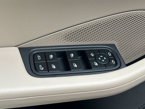 Certified 2025 Porsche Macan Electric image 13