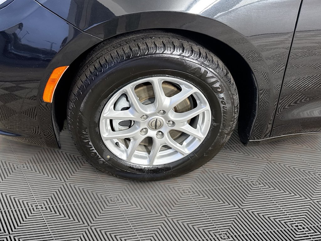 Used 2022 Chrysler Pacifica Touring-L FWD image 31
