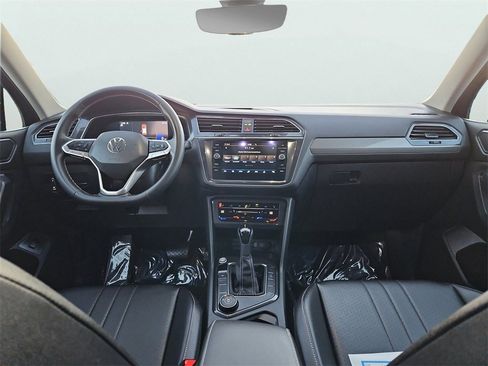 Used 2022 Volkswagen Tiguan SE image 11