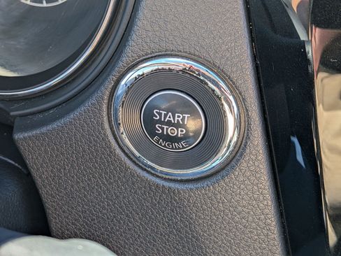 Used 2018 Nissan Rogue SV AWD/4WD image 24