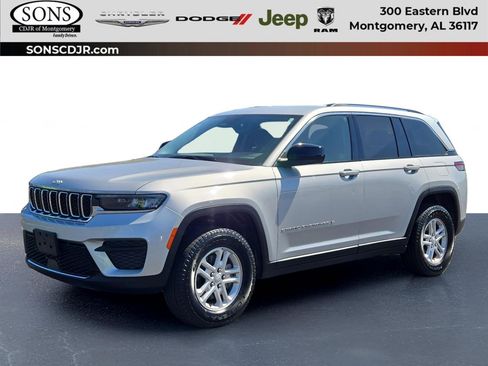 Used 2023 Jeep Grand Cherokee Laredo image 1
