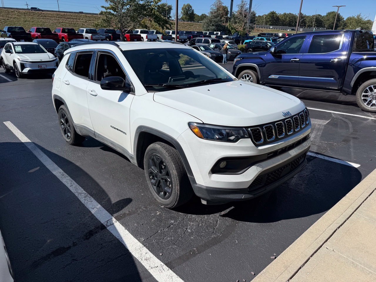Used 2025 Jeep Compass Latitude AWD/4WD image 1