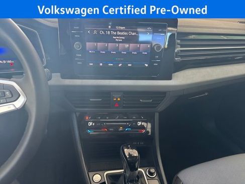 Certified 2025 Volkswagen Jetta SE w/ Sunroof Package image 22