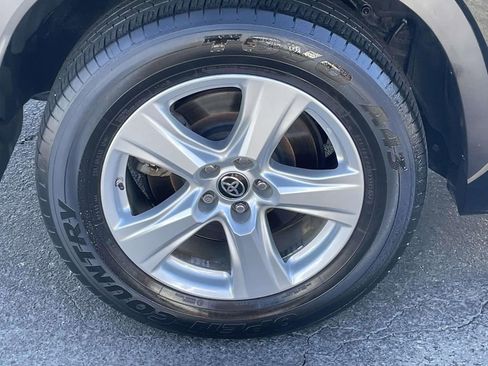 Used 2021 Toyota Highlander LE image 11