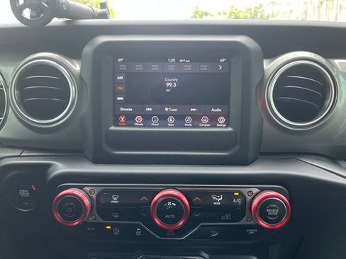 Used 2019 Jeep Wrangler Unlimited Sahara AWD/4WD image 15