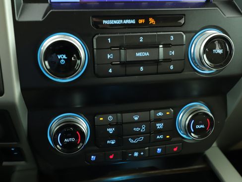 Used 2019 Ford F150 Lariat w/ Equipment Group 502A Luxury AWD/4WD image 20