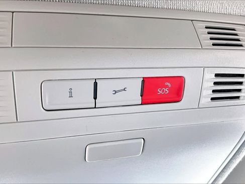 Used 2024 Volkswagen Tiguan SE image 33