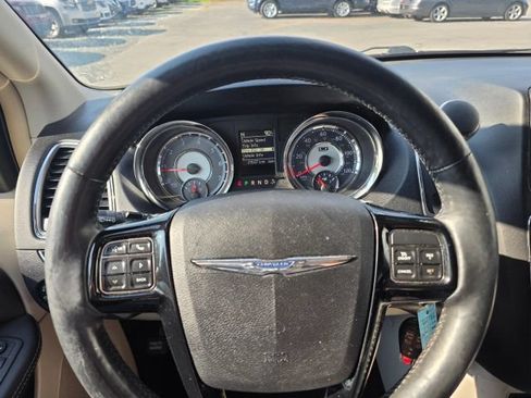 Used 2014 Chrysler Town & Country Touring-L FWD image 15