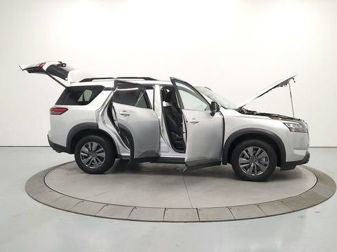 Used 2025 Nissan Pathfinder SV AWD/4WD image 16