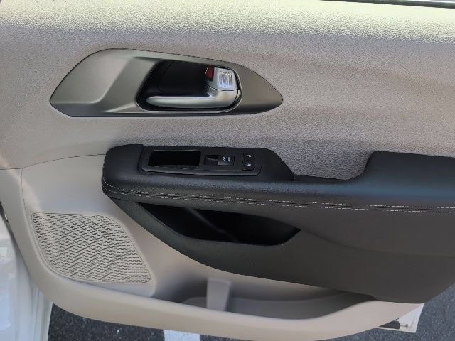 Used 2024 Chrysler Pacifica Touring-L FWD image 10