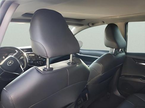 Used 2019 Toyota Camry XLE FWD image 6