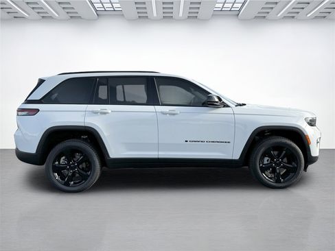 New 2024 Jeep Grand Cherokee Limited w/ Black Appearance Package image 2