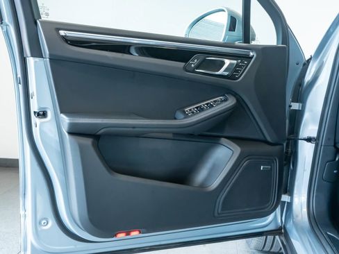 Certified 2026 Porsche Macan AWD/4WD image 12