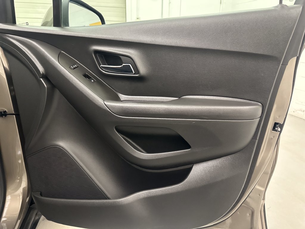 Used 2020 Chevrolet Trax LT FWD image 26