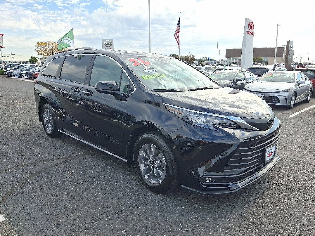Used 2026 Toyota Sienna XLE FWD image 3