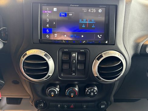 Used 2018 Jeep Wrangler Unlimited Sahara w/ Connectivity Group AWD/4WD image 20