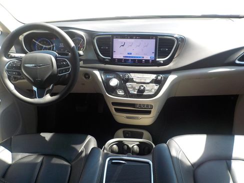 Used 2024 Chrysler Pacifica Touring-L FWD image 14