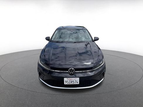 Used 2025 Volkswagen Jetta SE FWD image 4