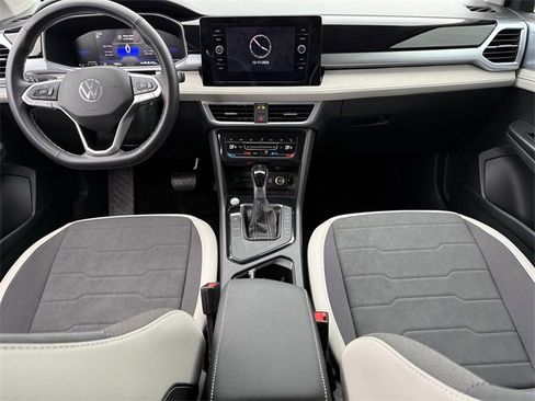 Certified 2025 Volkswagen Taos SE image 9