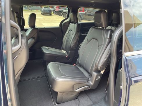 New 2025 Chrysler Pacifica Select image 10