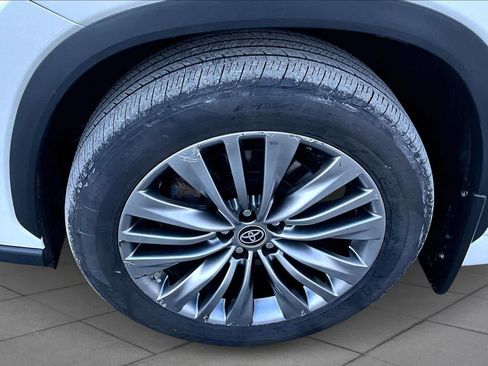 Used 2021 Toyota Highlander Platinum image 10