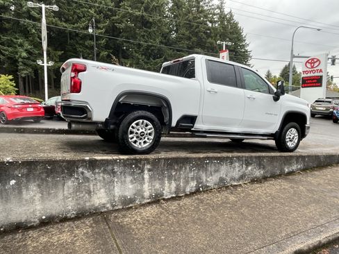 Used 2024 Chevrolet Silverado 2500 LT AWD/4WD image 9
