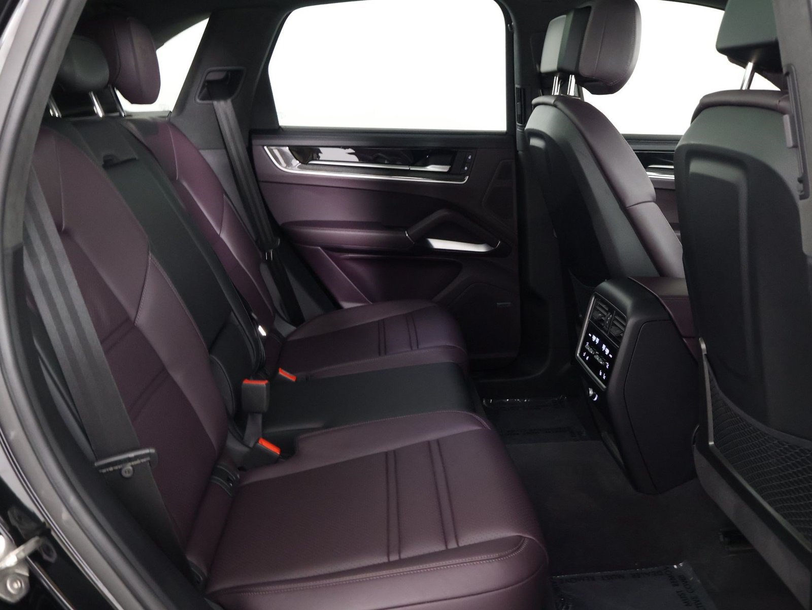 Certified 2025 Porsche Cayenne GTS AWD/4WD image 32