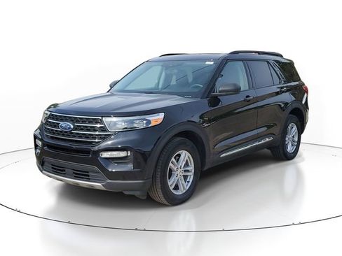 Used 2024 Ford Explorer XLT w/ Equipment Group 202A AWD/4WD image 2