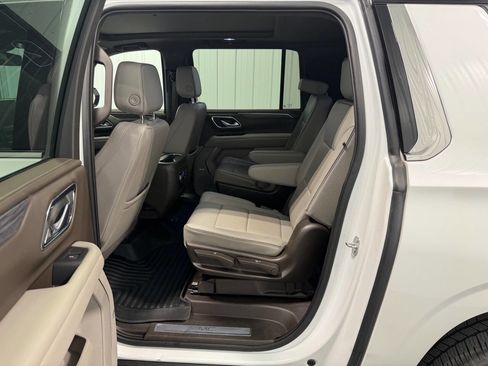 Used 2023 GMC Yukon XL SLT w/ SLT Premium Package AWD/4WD image 9