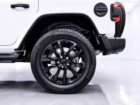 Used 2023 Jeep Wrangler Unlimited Sahara w/ Cold Weather Group AWD/4WD image 9